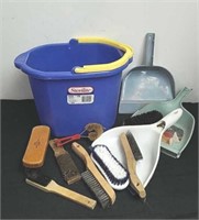 16 qt bucket with brushes and dust pans