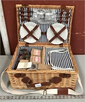 Wicker Travel Picnic Basket Setting For 4