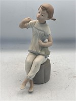 Lladro  1083 GIRL WITH DOLL , Gloss