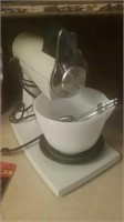 Sunbeam stand mixer with small mixing bowl