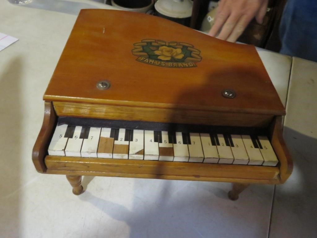 FAMOUS BRAND MINI PIANO - WORKS