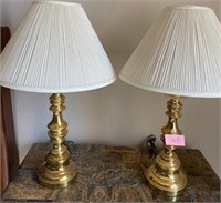 T - PAIR OF MATCHING TABLE LAMPS (M8)