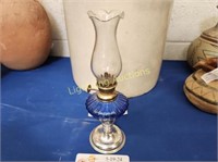 SMALL VINTAGE OIL LAMP