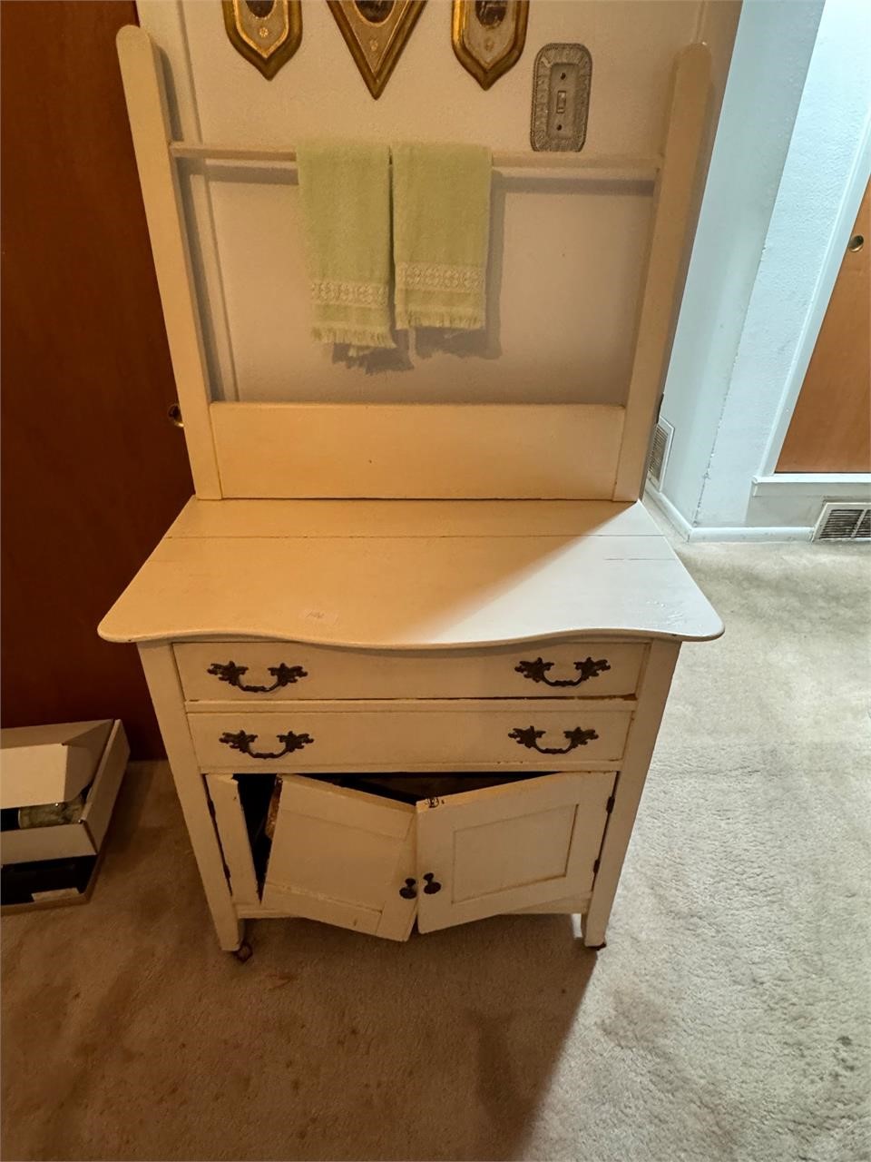 2 DRAWER AND 2 DOOR WASH TABLE BROKEN DOOR