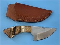 Hunting knife with a leather case with horn, antle