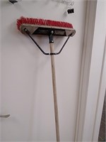 Heavy duty push broom