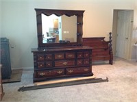 Matching 4 pc bedroom set, chest of drawer
