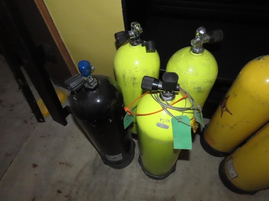 (4)Yellow & black diving air tanks.