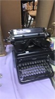 Antique Royal typewriter in working condition