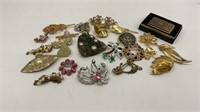 Various gold/silver toned brooches some with