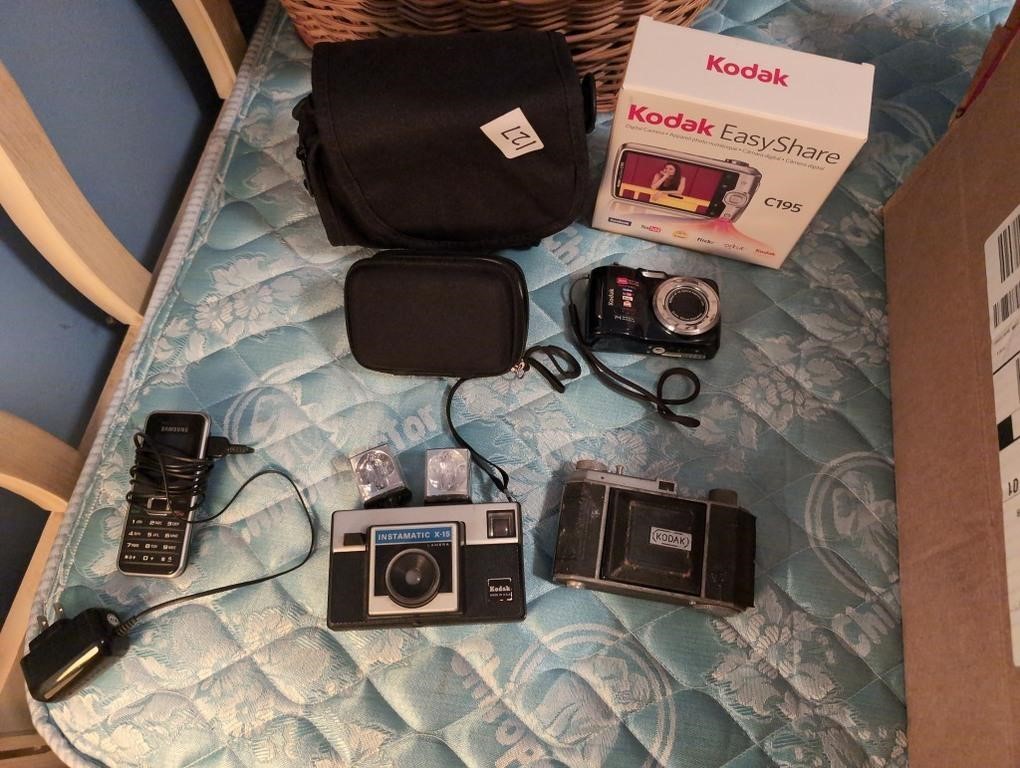 Vintage cameras and Kodak easyshare camera w bag,