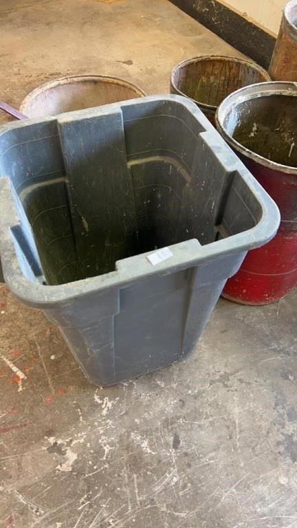 50 gal. Plastic garbage can & 5 tubs