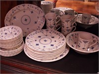 30-piece set of Churchill dinnerware Finlandia
