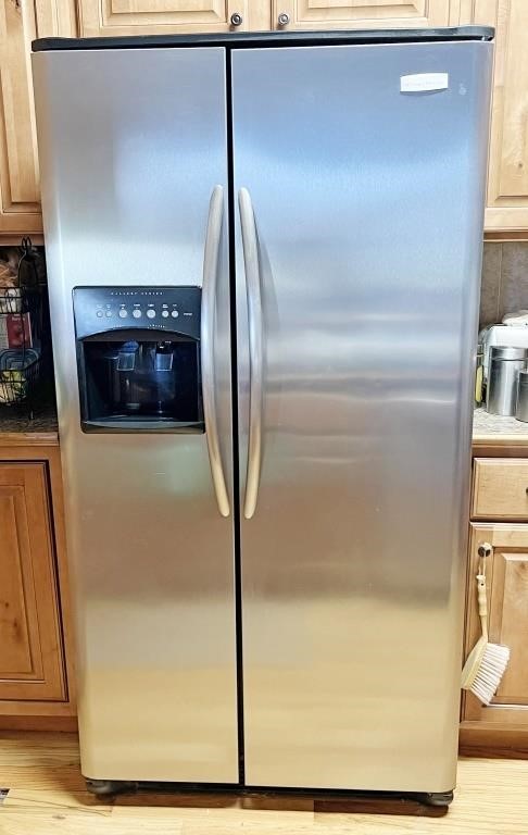 Refrigerator - Frigidaire NICE! Icemaker!