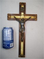 Crucifix en bois, métal, laiton et nacre