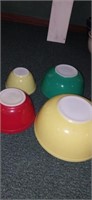 Lot with 4 colored Pyrex mixing bowls