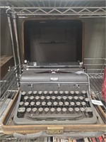 EL- Royal Typewriter In carry Case
