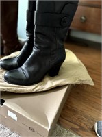 Womens black boot size 7.5