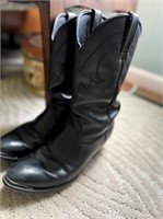 Womens black boot size 8