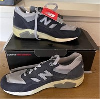 W - PAIR OF NEW BALANCE SHOES SIZE 11 (F8)
