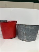 Galvanized bucket does have holes in bottom with