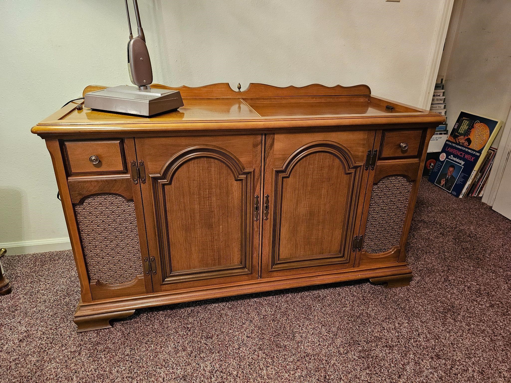 Turntable console