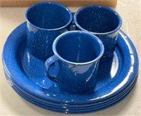 a box lot of enamelware / Blue