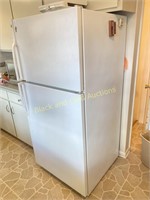 GE 18 cubic foot refrigerator