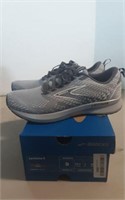 Brooks "Levitate 5"  Womens shoes-Size 9