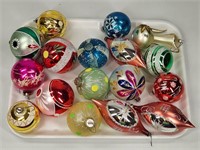 ASSORTED LOT OF VINTAGE CHRISTMAS ORNAMENTS