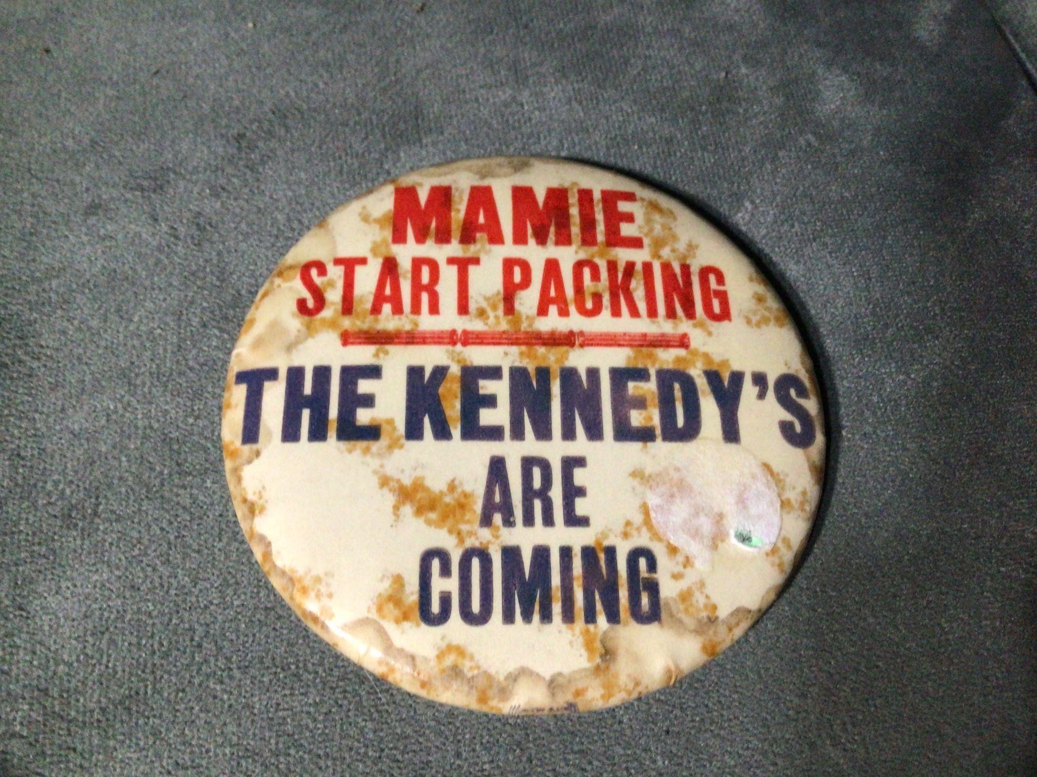 MAMA START PACKING THE KENNEDYS ARE COMING PIN