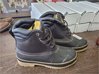 CRATE RIDGE BOOTS SIZE 5, GENTLY USED