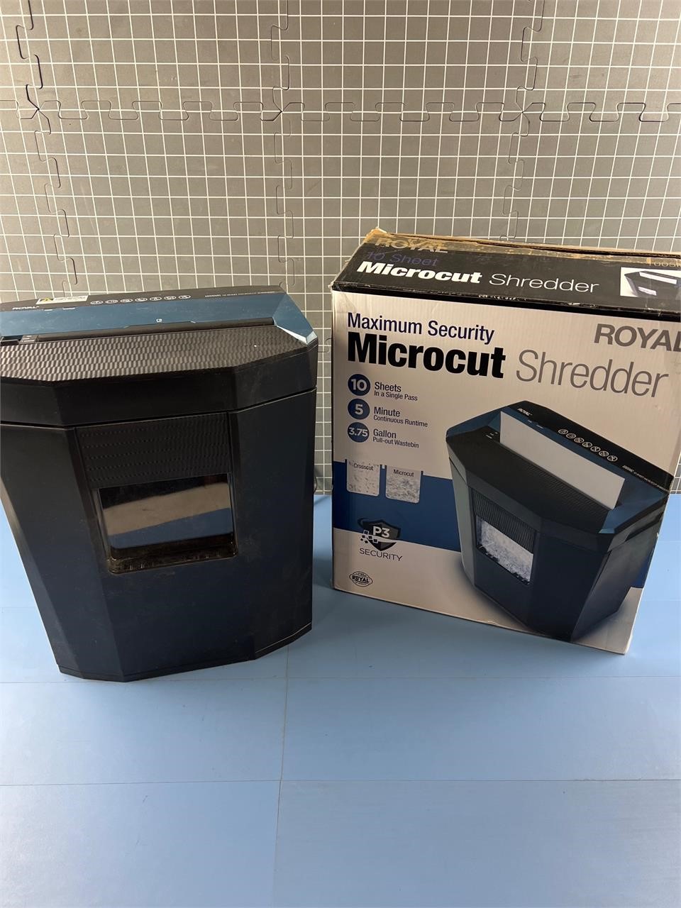 ROYAL MICROCUT PAPER SHREDDER P3 SECURITY W/ BOX