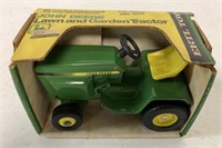 1/16 John Deere Lawn/Garden Tractor/NIB
