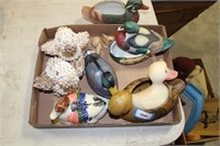 DUCK BOX LOT. CANDLES, SEASHELL DUCKS, & MORE