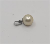 FAUX PEARL PENDANT W/ SILVER TONE LINK