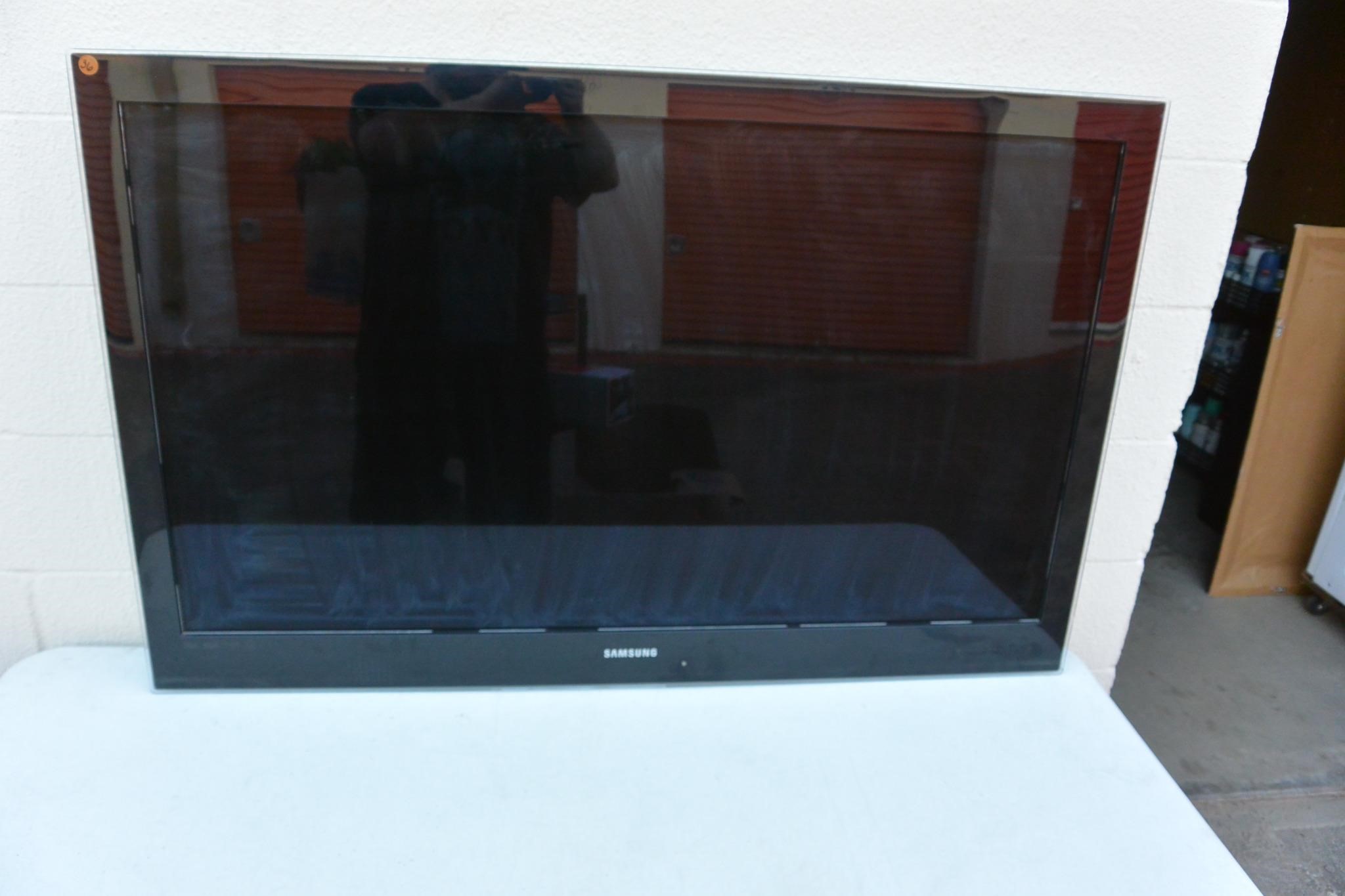 SAMSUNG 52" LCD TV