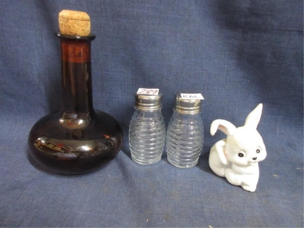 shakers/ bottle .