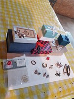 LOT OF MISCELLANEOUS JEWELRY AND BOXES