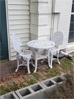 Resin / Plastic Table & Chairs