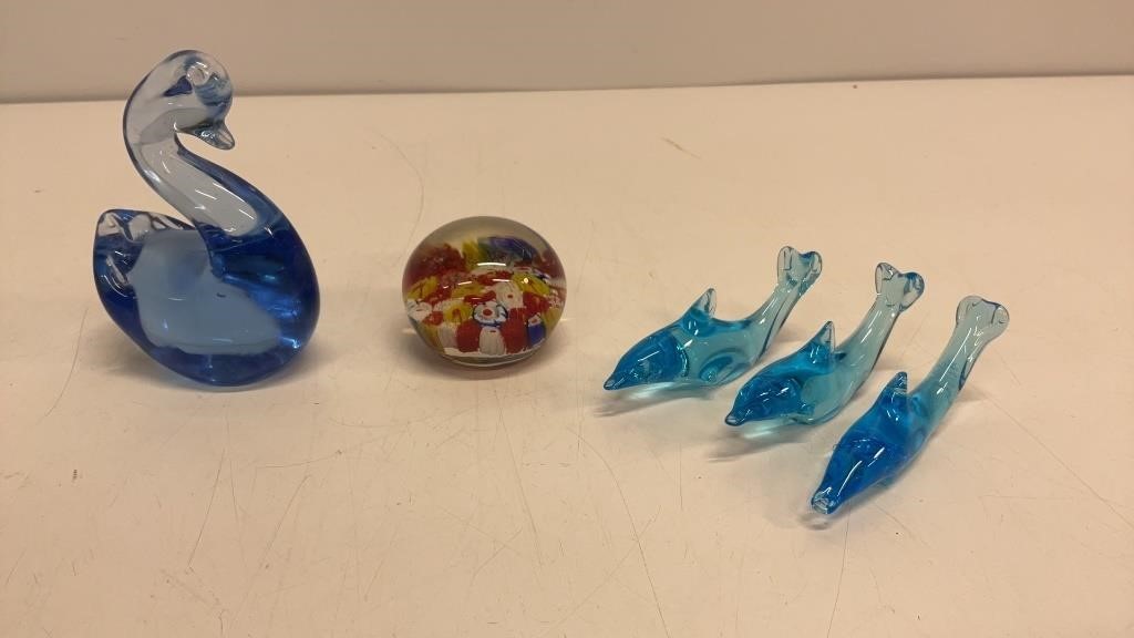 Art glass lot: small paperweight, art glass swan