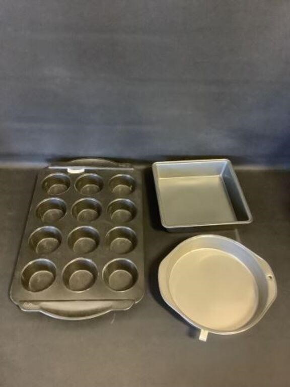 4 Bakeware lot muffin and & cake pans
