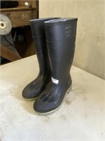 Like New Size 5 Rubber Boots