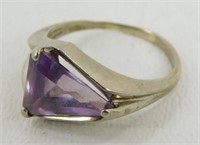 10k White Gold Ring w/ Purple Gemstone - 4.16