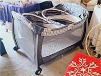 Graco double bassinet in pak-n-play.