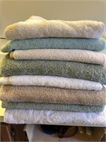 NICE LOT OF 8 TOWELS