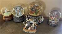 F - LOT OF COLLECTIBLE WATER GLOBES (A35)