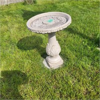 O416 Concrete bird bath