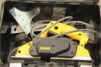 DeWalt DW680 2.5mm elec. planer in case