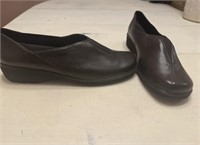 New-Womens Size 9 Leather shoes